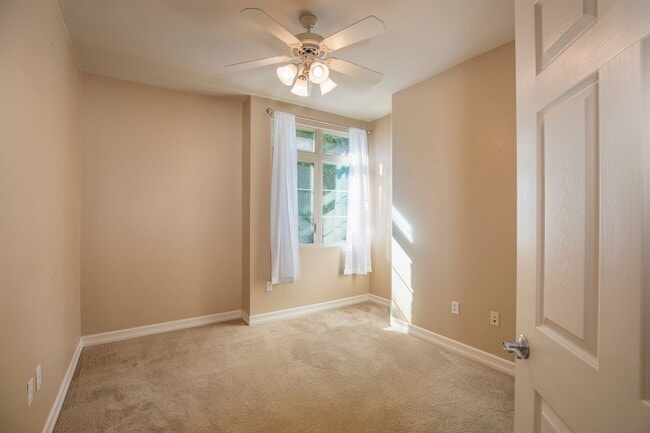 Building Photo - Rare Corner 3BR with Great Natural Light + 2 Parking Spaces