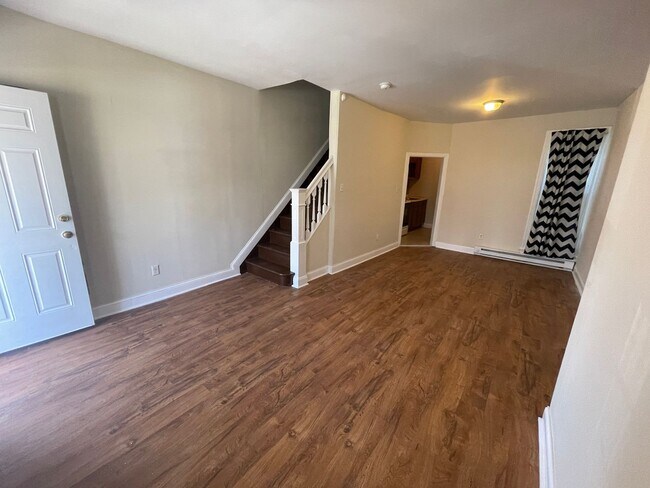 Building Photo - 2 BED 1 BATH HOME FOR RENT