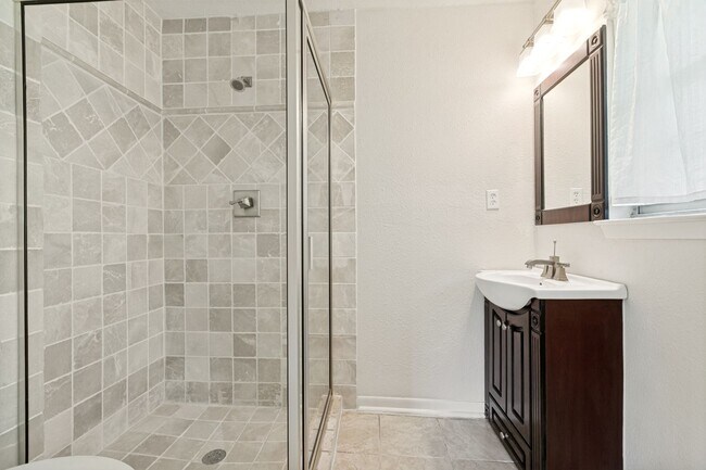 Building Photo - BEAUTIFUL 4-BEDROOM IN SUNSHINE ESTATES