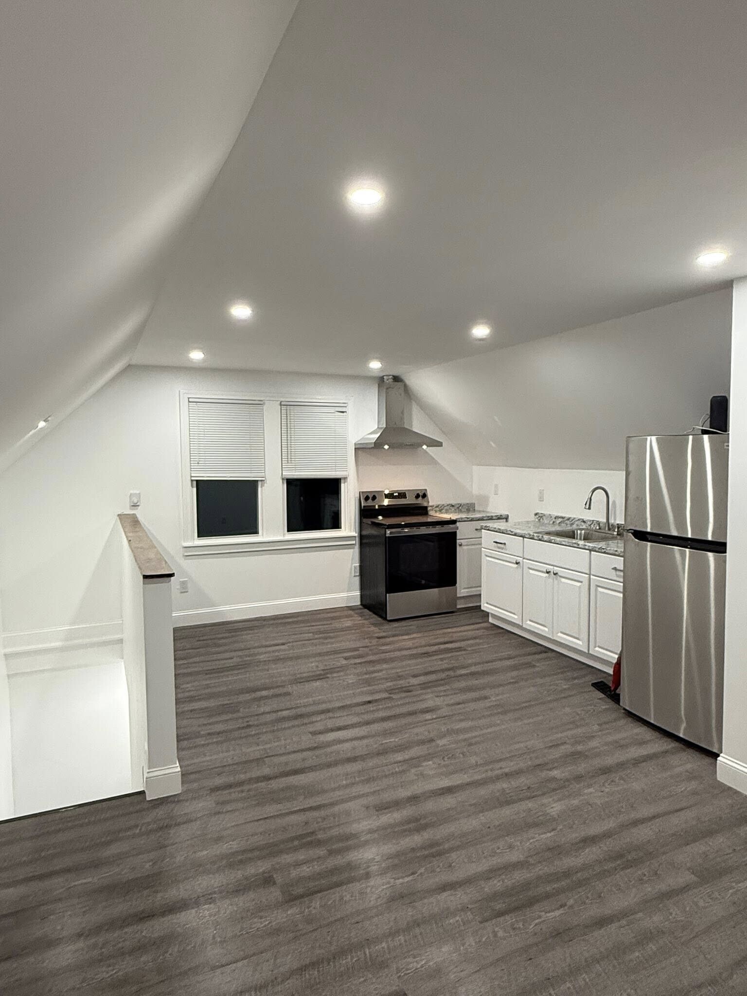 Building Photo - 48 Anthony St