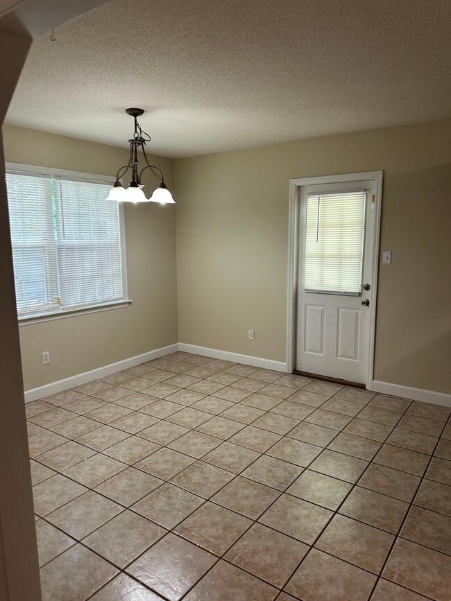 Building Photo - 3 Bed 2 Bath