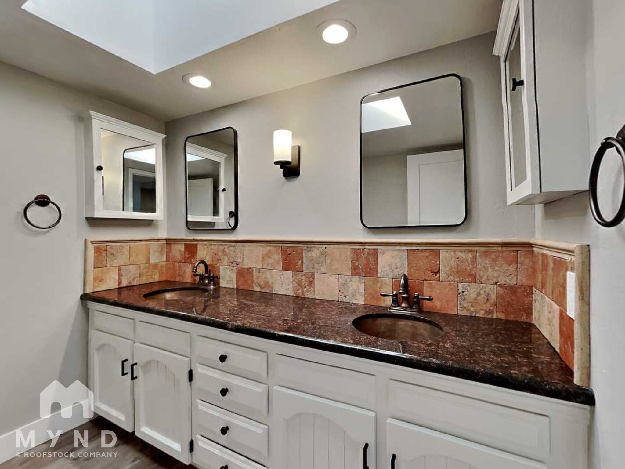 Building Photo - 7043 E Hearn Rd