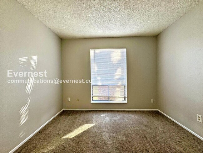 Building Photo - PROMO: Half Off the First Month's Rent! / 3 Bed, 1 Bath Townhome with Garage & Fenced Yard