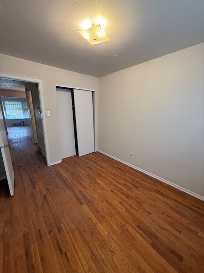 Building Photo - Charming 2-Bedroom Duplex with Modern Upda...