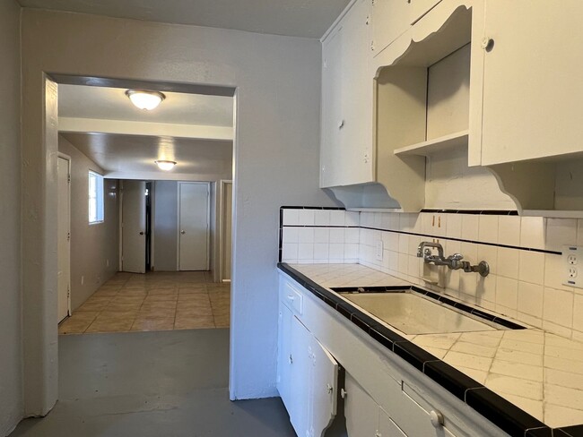 Building Photo - 3 Bedroom 2 Bath Home! close to the UofA!