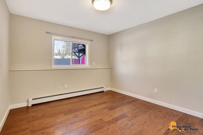 Building Photo - Charming 2-Bedroom Duplex with Fenced in Y...