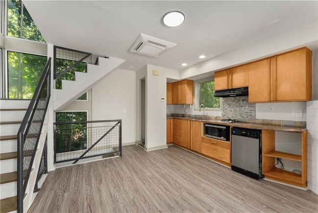 Building Photo - 335 Eureka Dr NE