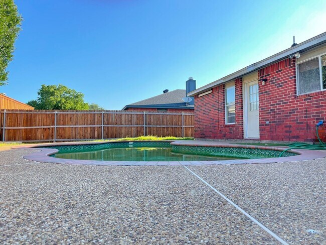 Building Photo - Pool, Pool, Pool