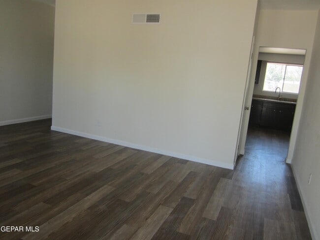 Building Photo - 305 Corvena Way