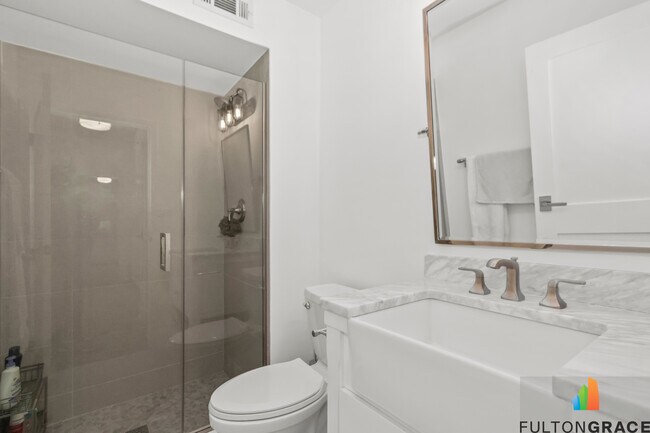 Building Photo - 2100 N Lincoln Park W