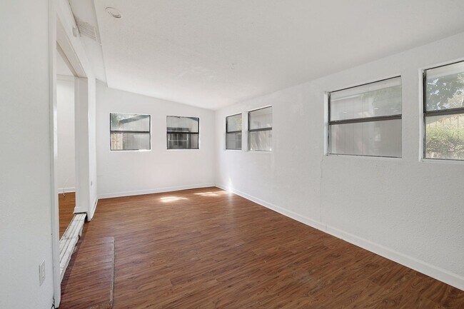 Building Photo - Spacious 3/2 home in South Austin