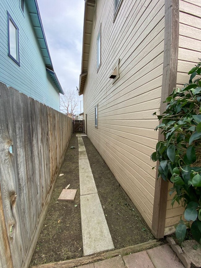 Building Photo - Charming 3 Bed/2.5 Bath on Packwood coming...