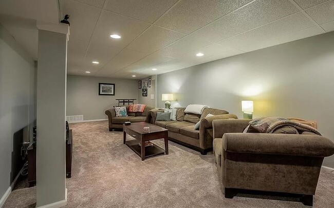 Building Photo - 7721 Rosewood Dr
