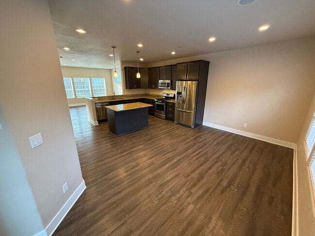 Building Photo - Nice 4bed/2.5 Bath Home, Gas Range