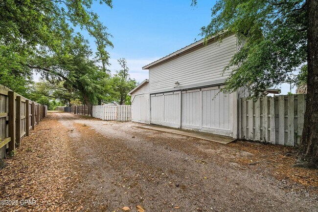 Building Photo - 321 S Bonita Ave