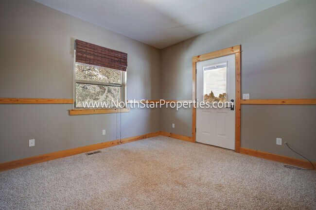 Building Photo - Beautiful Home On 10 Acres. Horse property