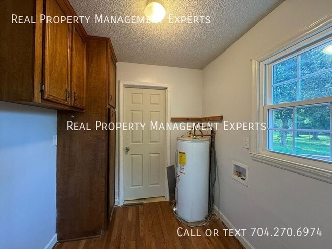 Building Photo - 6008 Mallard Dr