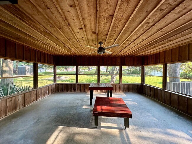 Building Photo - Beautiful large home for lease in Poplar B...