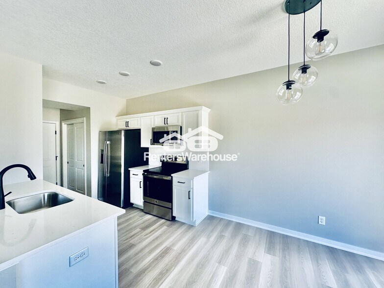 Building Photo - 7000 Lake Hill Dr