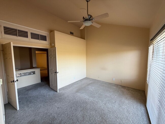 Building Photo - Beautiful 2 Bed, 2.5 Bath Townhome in Desi...