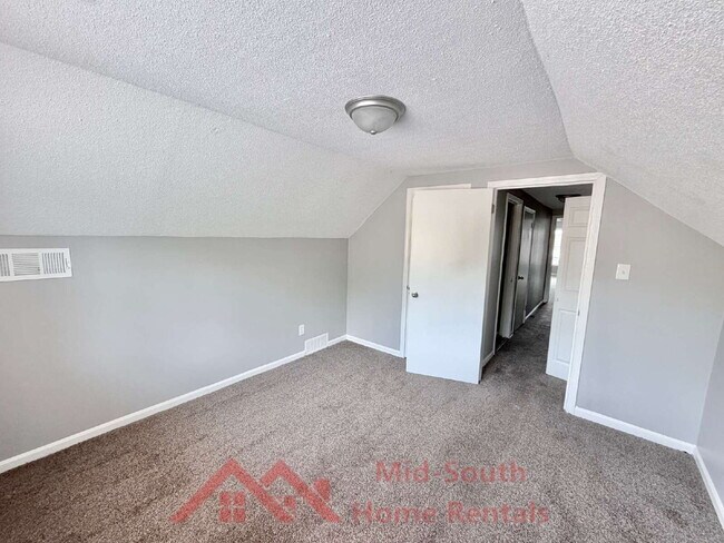 Building Photo - 1733 Gowan Dr