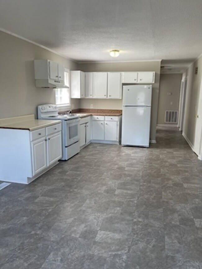 Building Photo - 2414 Shawnee Dr