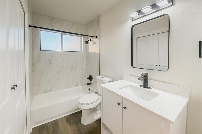 Building Photo - 1015 E Yager Ln