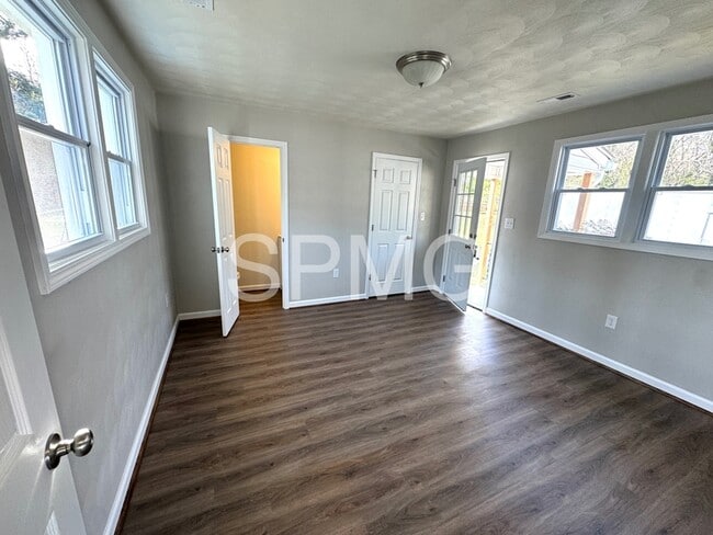 Building Photo - 1016 26th St SW