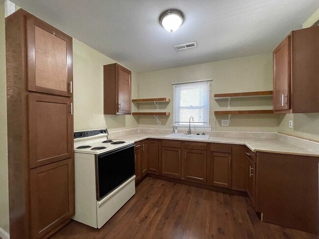 Building Photo - 2 bed, 1 bath with fenced in yard