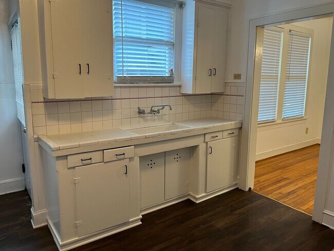 Building Photo - 1BR/1BA Broadmoor Duplex Available