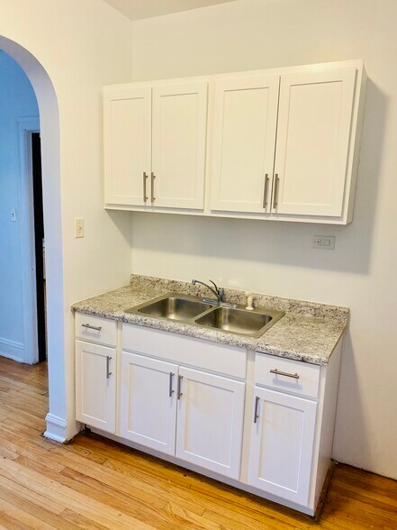 Building Photo - 2520 N Sawyer Ave