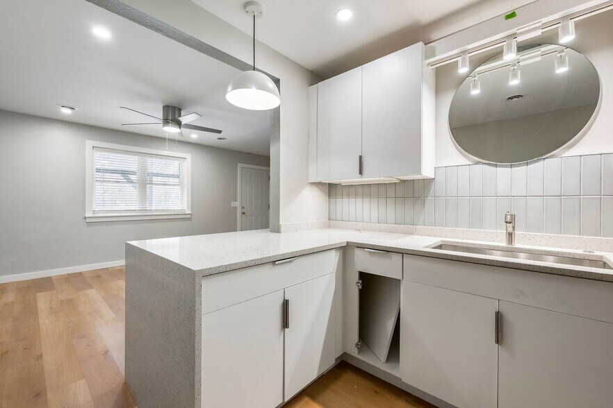 Building Photo - 811 N Pleasant St