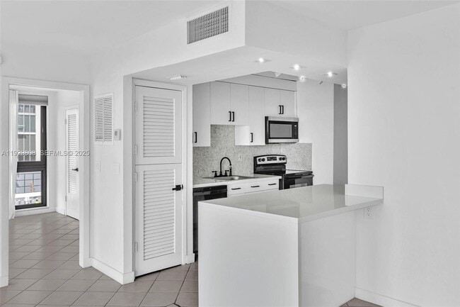 Building Photo - 9800 W Bay Harbor Dr