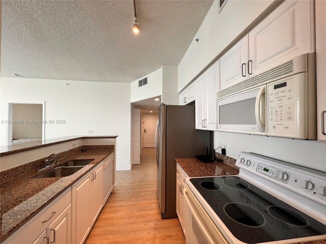 Building Photo - 1155 Brickell Bay Dr