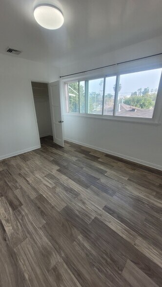 Living room - 506 E Kelso St