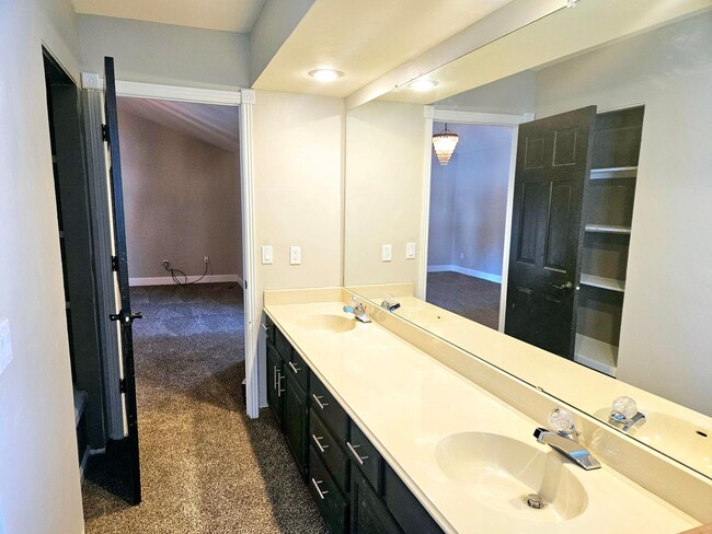 Building Photo - Beautiful 5 Bedroom Home Near the Cherry C...