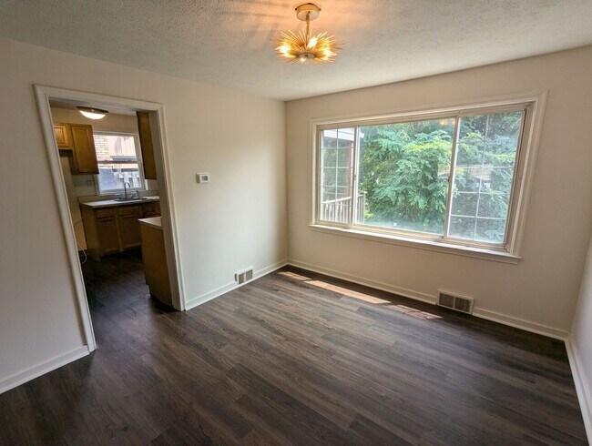 Building Photo - 3 Bedroom Single Family Home (Perry Hilltop)