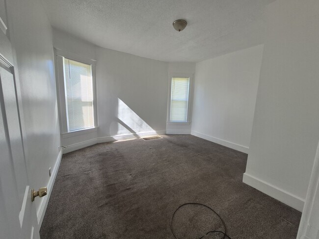 Building Photo - 635 S 39th St