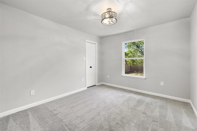 Building Photo - 7000 Carwill Dr