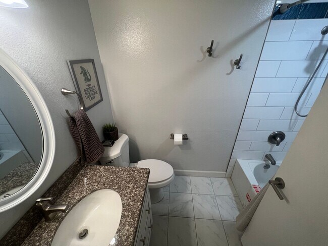 Building Photo - 3 Bed / 2.5 Bath | College Greens Townhome