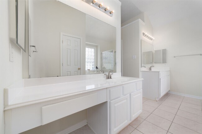 Building Photo - 10603 White Bridge Ln