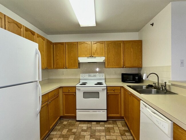 Building Photo - Gated Community! Close to the Beach and sh...