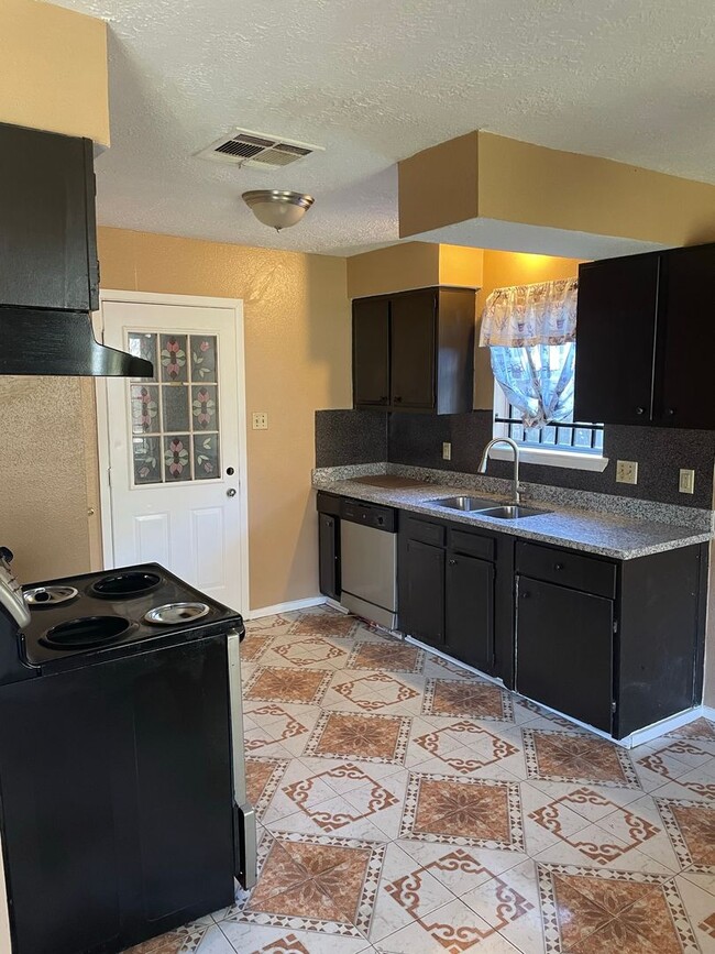 Building Photo - 3bd 1.5 bath 1 car garage home near Hiram Clarke and 2234