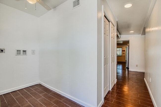 Building Photo - 8613 Kingsway Dr