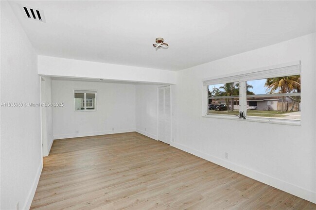 Building Photo - 610 NW 38th Ct