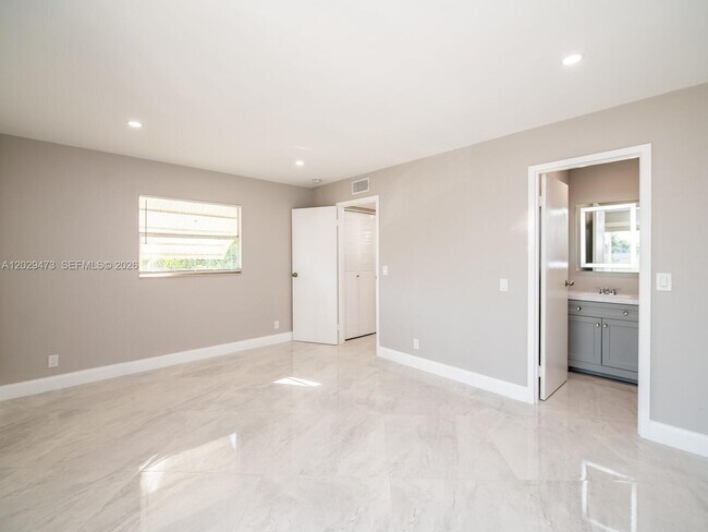 Building Photo - 718 Brittany Park
