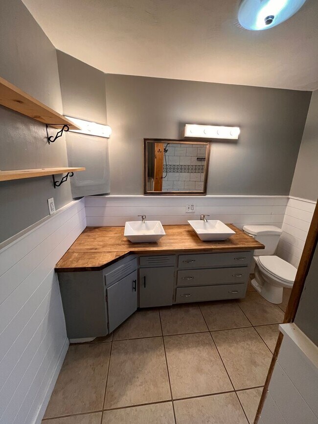 Building Photo - Upgraded 3 bed 2 bath large backyard