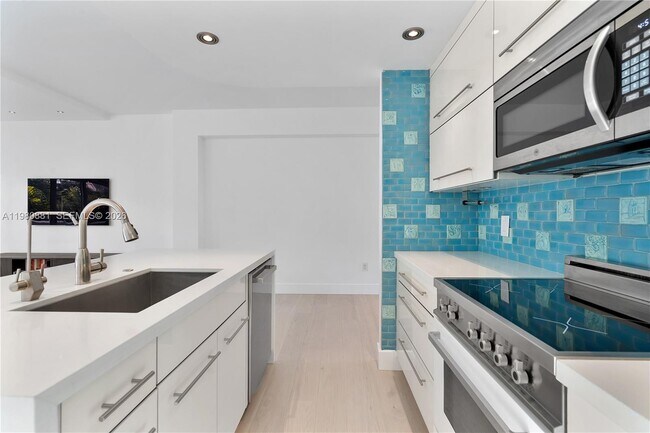 Building Photo - 828 3rd St