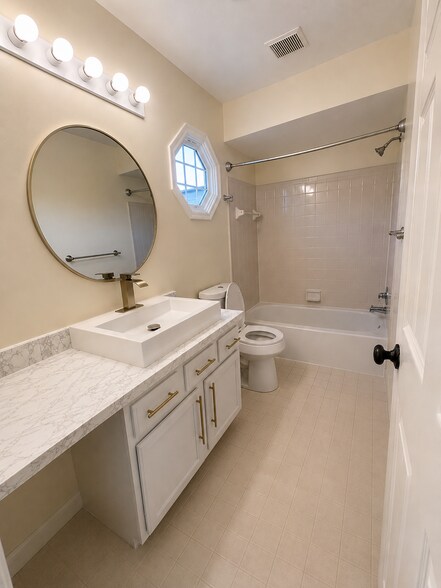 Building Photo - 43584 Yorkville Dr