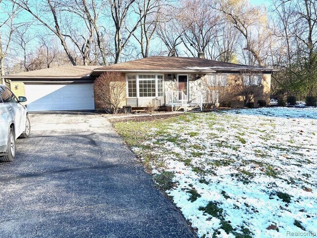 Building Photo - Beautiful Home in Farmington Hills - 3 Bd / 1.5 BA